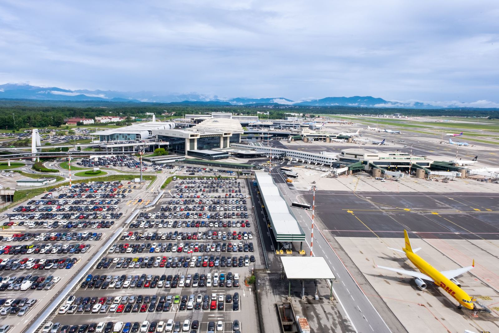 Parkplätze und Terminals am Flughafen aus der Vogelperspektive – Parken am Flughafen günstig vorab reservieren