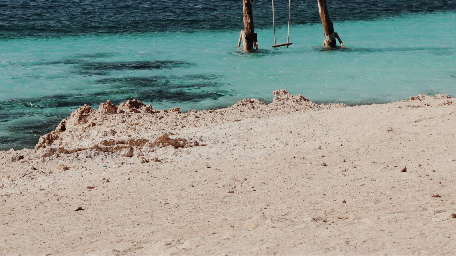 Schaukel im türkisblauen Roten Meer bei Hurghada, Ägypten