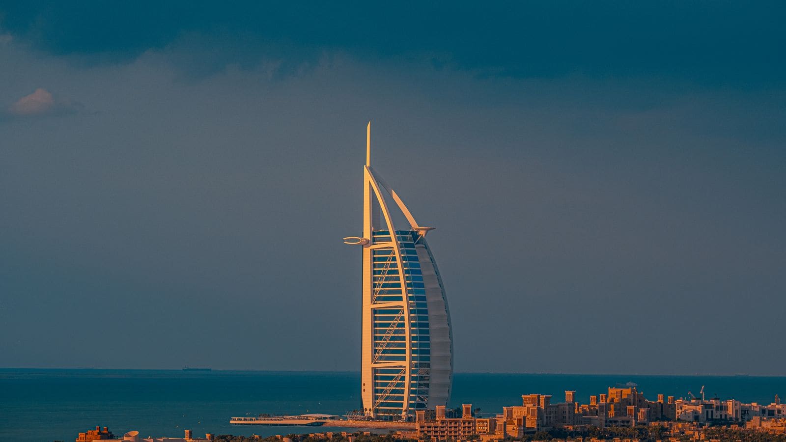 Das Burj Al Arab in Dubai im goldenen Abendlicht