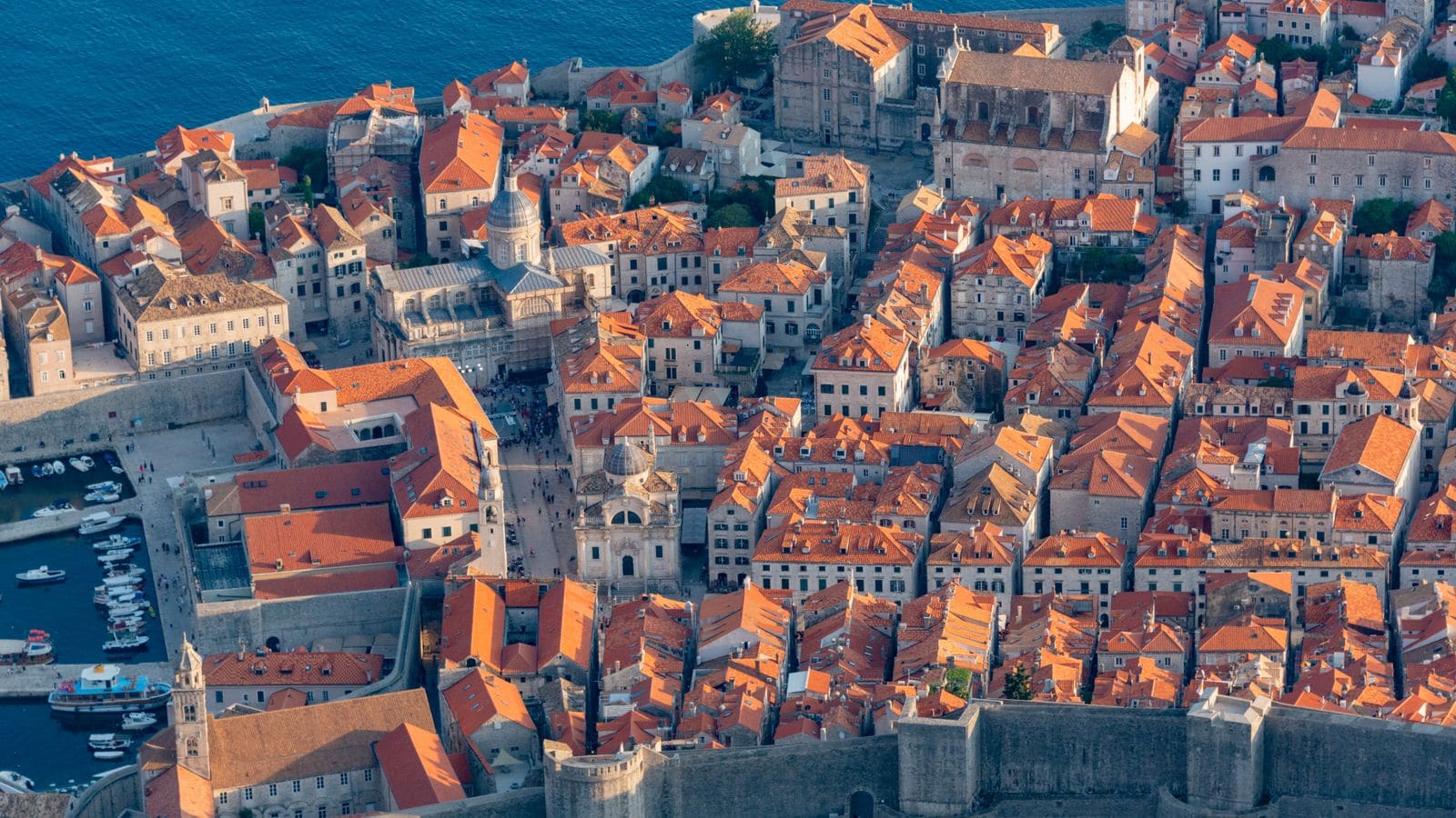 Blick über die Altstadt von Dubrovnik mit roten Dächern und Adria
