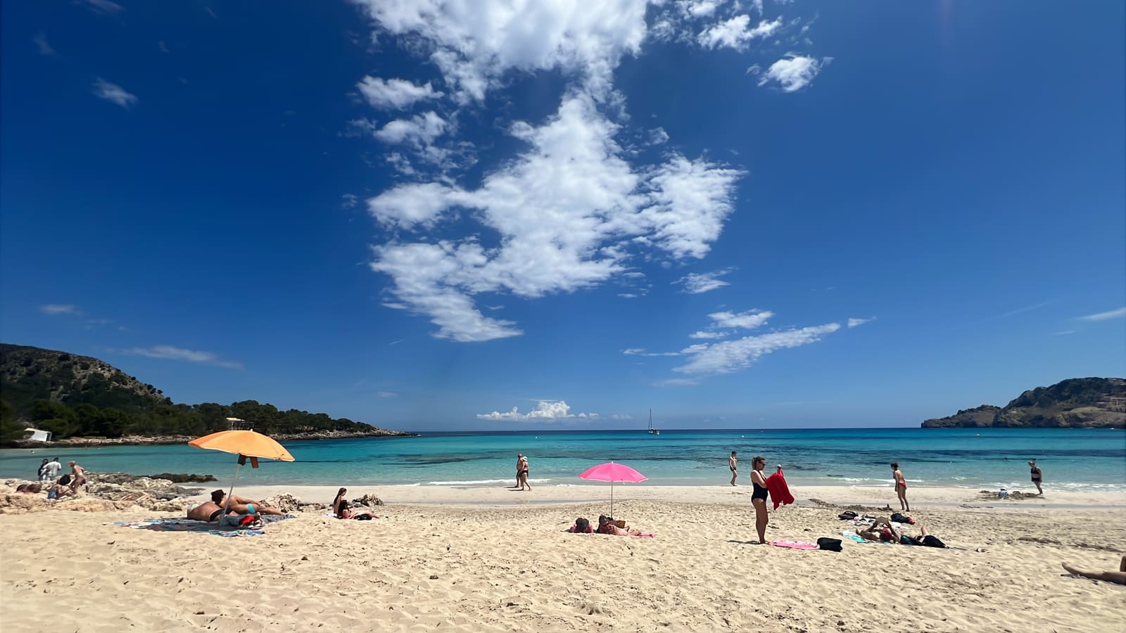 Cala Agulla bei Cala Ratjada im Nordosten von Mallorca: türkisblaue Bucht mit weißem Sandstrand