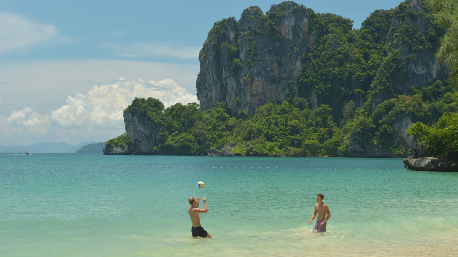 Kalksteinfelsen und türkisblaues Wasser am Railay Beach bei Krabi