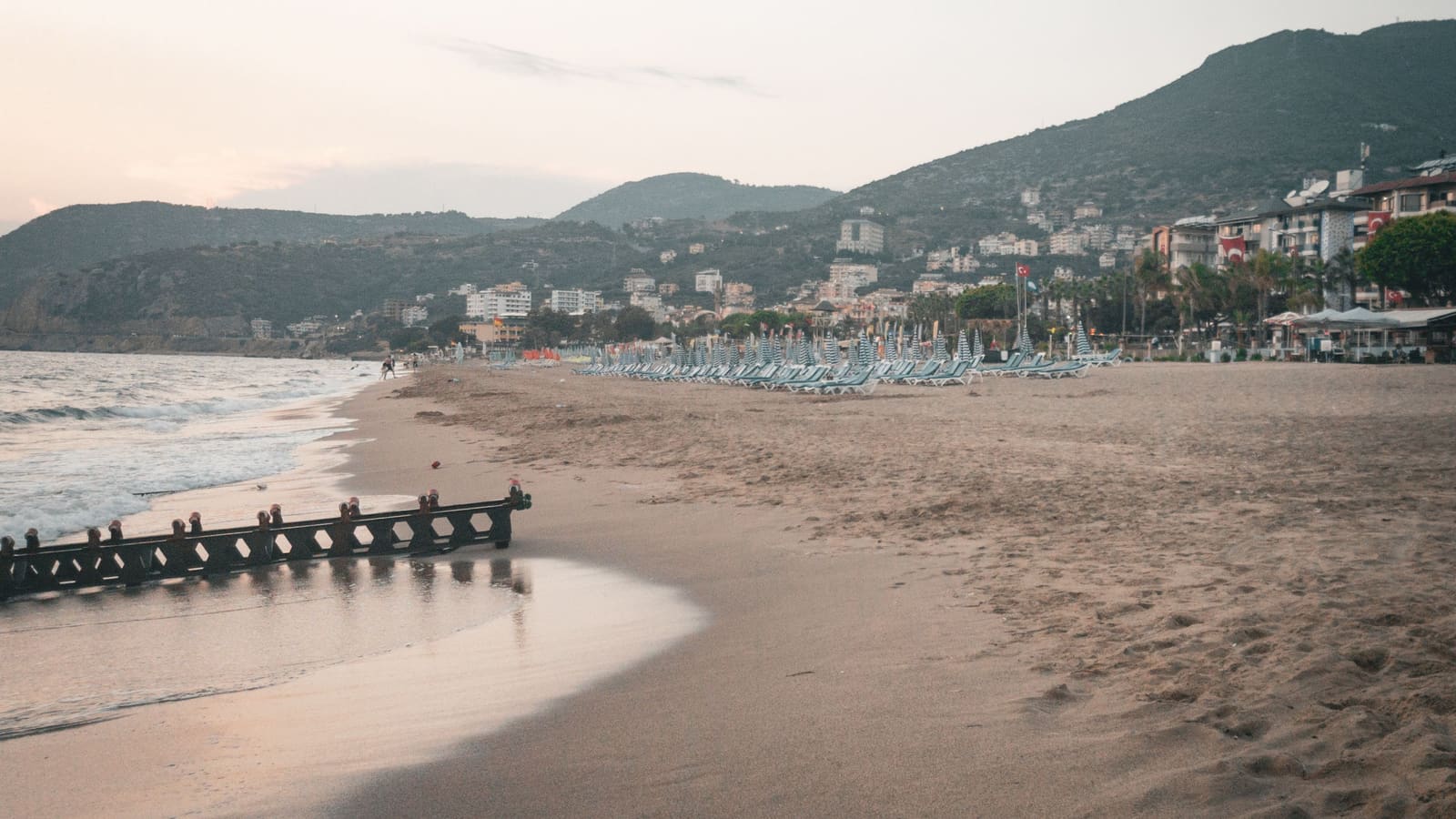 Strand bei Antalya an der Türkischen Riviera: feiner Sand, klares Wasser und Berge im Hintergrund