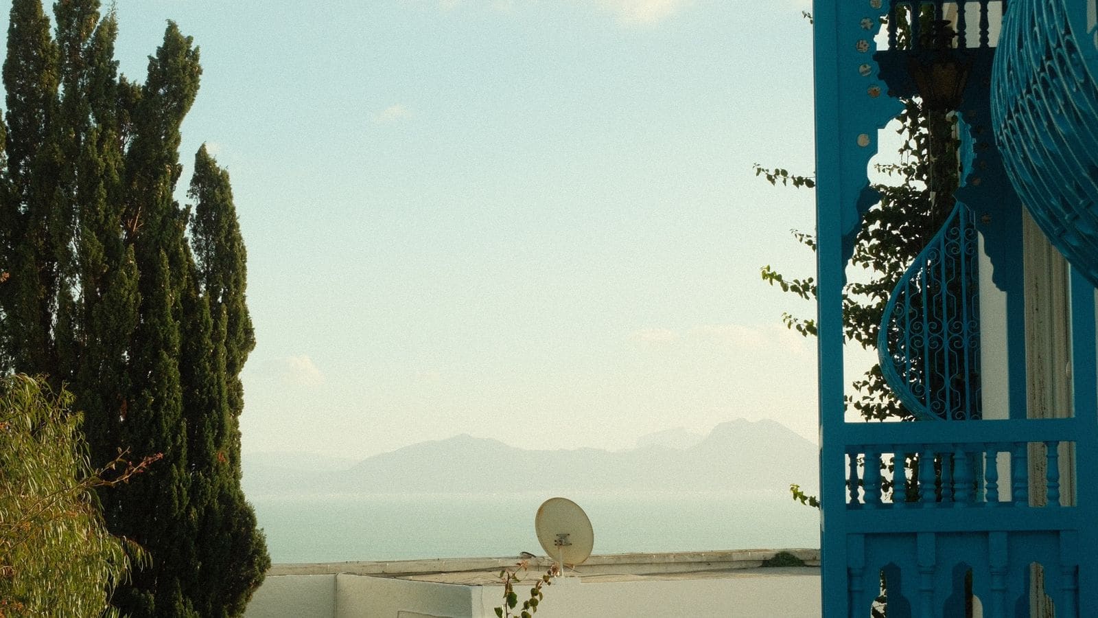 Blau-weiße Architektur von Sidi Bou Said mit Blick aufs Mittelmeer